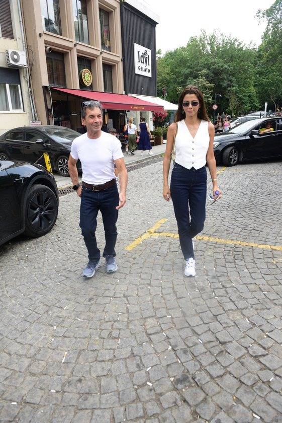 70 yaşındaki milyarder iş adamı uzun boylu genç sevgilisiyle Bebek'te göğsünü gere gere poz verdi 6